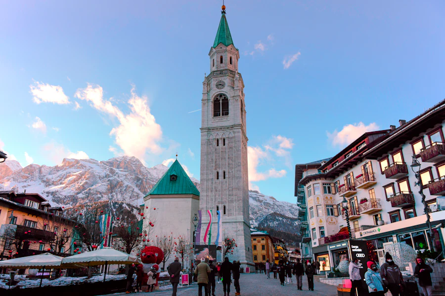 Le clocher et les façades du centre de Cortina d'Ampezzo