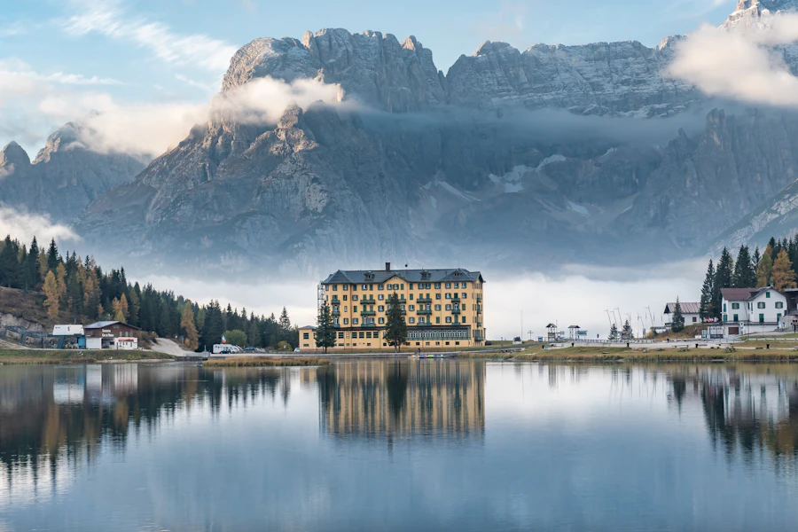 Le lac de Misurina et le grand bâtiment sur sa rive