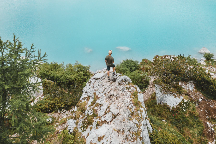 Les eaux turquoise du lac de Sorapis au pied des falaises
