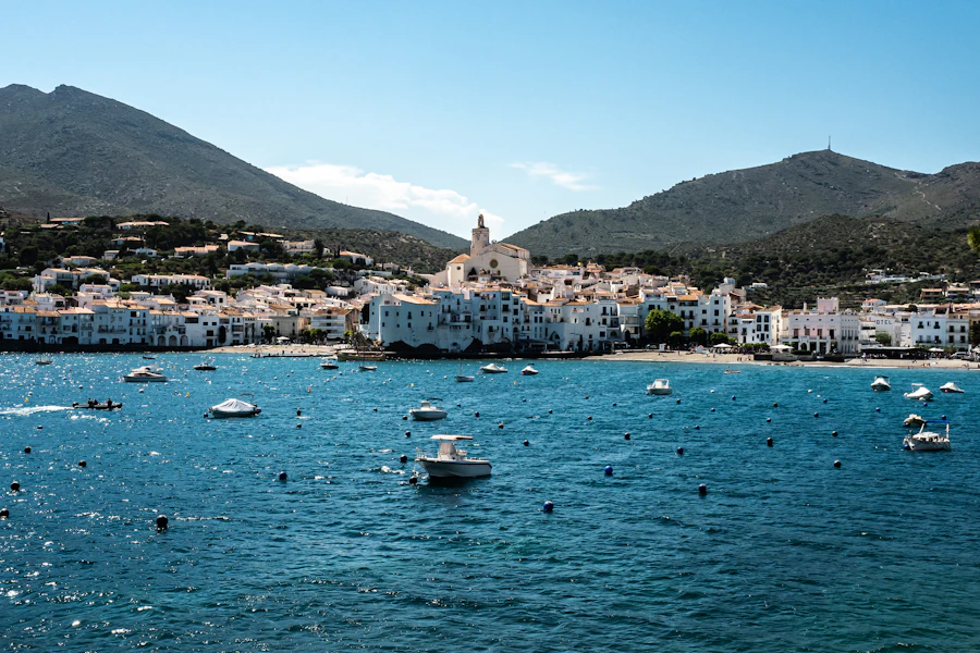 Le village blanc de Cadaqués au bord de sa baie