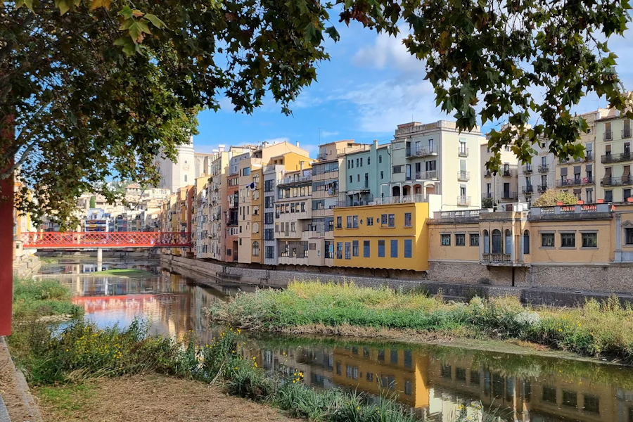 Les maisons colorées de Gérone au bord de l'Onyar