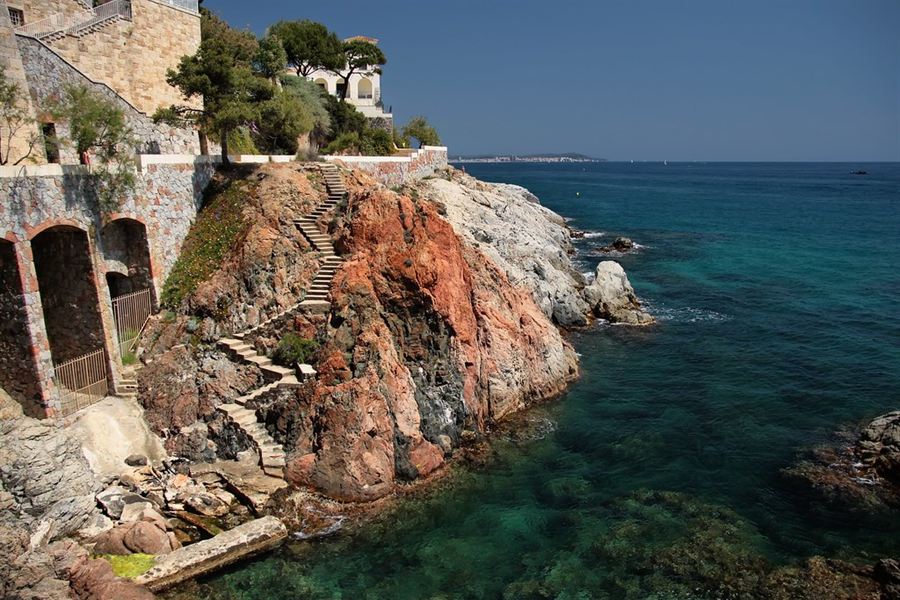 Le Camí de Ronda au-dessus d'une crique de S'Agaró