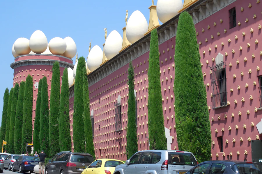 La façade rouge du théâtre-musée Dalí et ses œufs géants, à Figueres