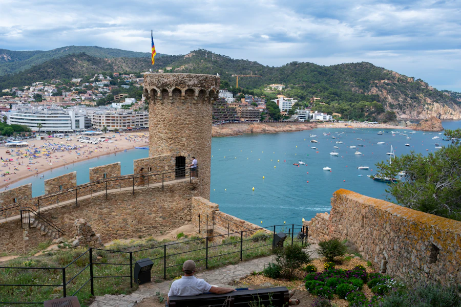 Les remparts de Tossa de Mar au-dessus de la plage