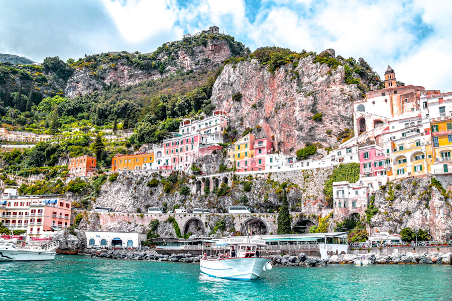 Les maisons colorées d'Amalfi accrochées à la falaise