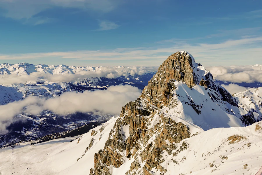 Un sommet enneigé au-dessus de Courchevel