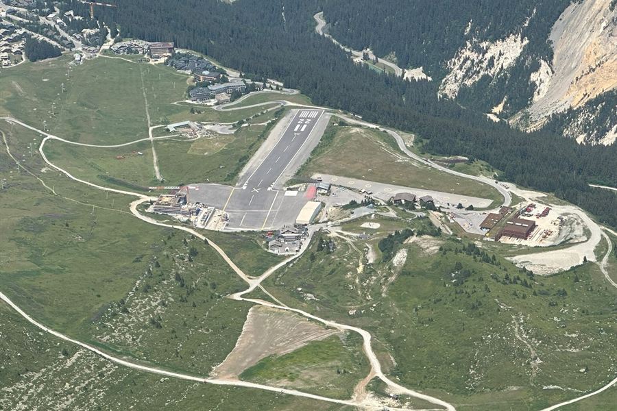 La piste de l'altiport de Courchevel vue du ciel
