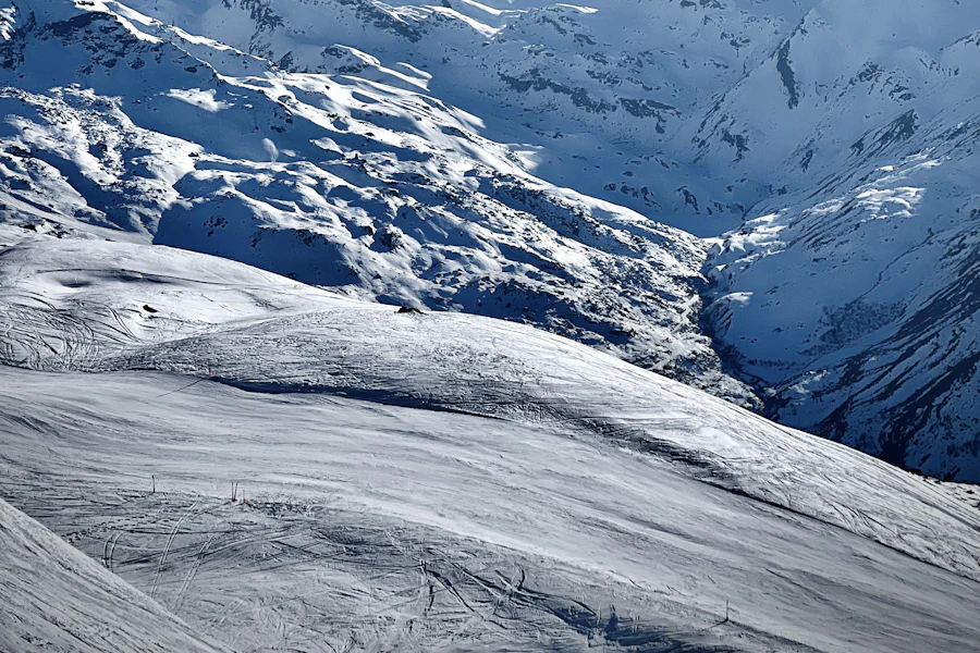 Un skieur sur une piste de Courchevel