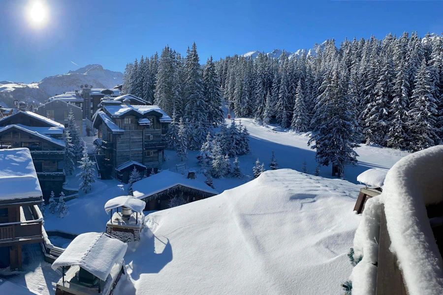 Les chalets de la station de Courchevel sous la neige