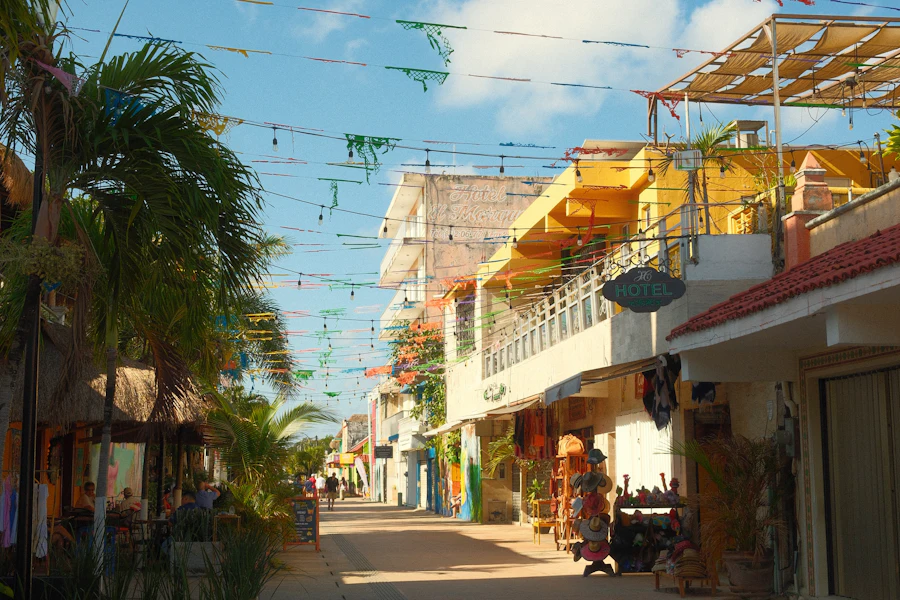Une rue ensoleillée de San Miguel de Cozumel