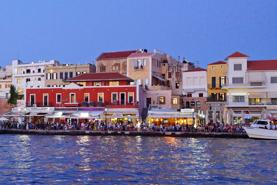 Le vieux port vénitien de La Canée au crépuscule