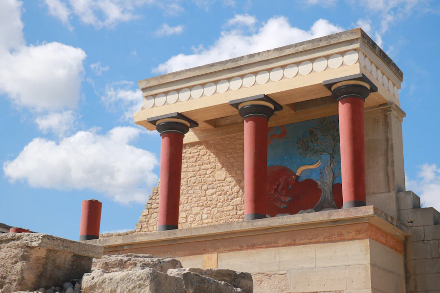 Les colonnes rouges et la fresque restaurée du palais de Cnossos