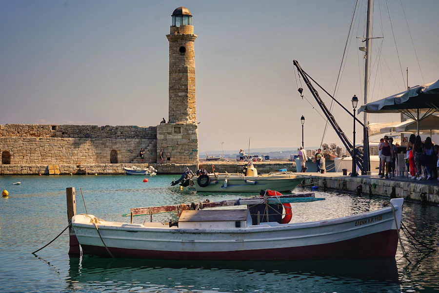 Le phare et les bateaux du vieux port de Réthymnon