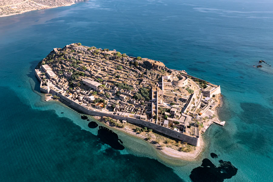 La forteresse de Spinalonga sur son îlot, vue du ciel