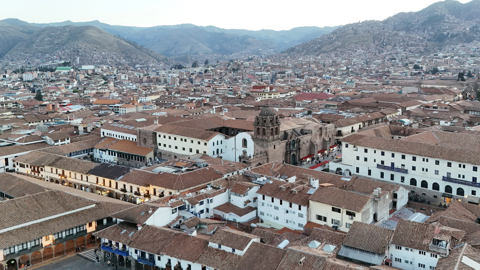 Les toits de Cusco et les montagnes autour de la ville