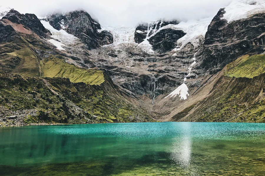 La lagune Humantay au pied des sommets enneigés