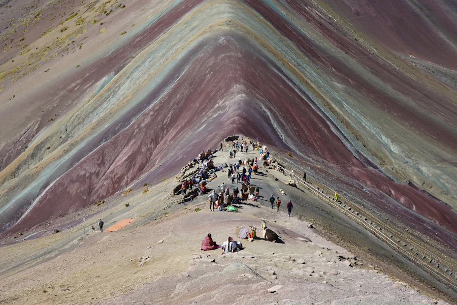 Les pentes rayées de couleurs de la montagne aux Sept Couleurs