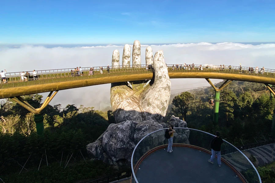 Le Pont d'or tenu par deux mains géantes, à Ba Na Hills