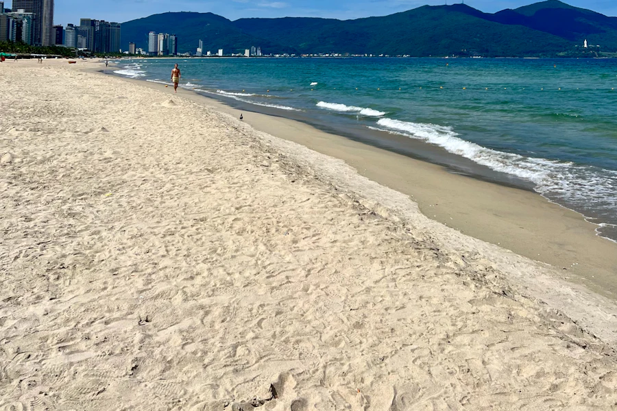 La plage de My Khe devant les tours de Da Nang