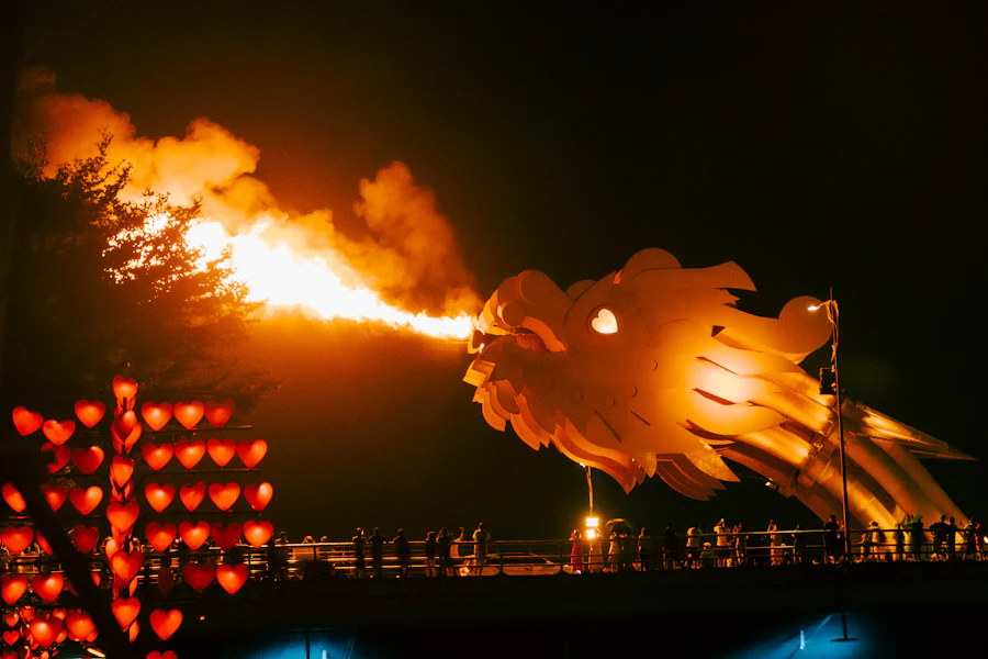 Le dragon du pont crachant du feu, la nuit
