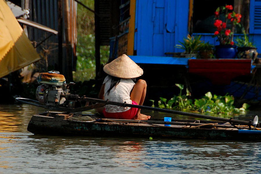 Un batelier au chapeau conique près de Chau Doc