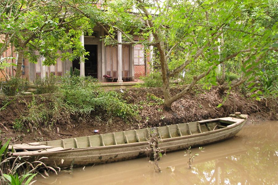 Une maison traditionnelle au bord d'un canal du delta
