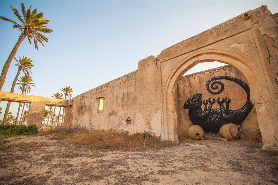 Une fresque de caméléon sur un mur de Djerbahood