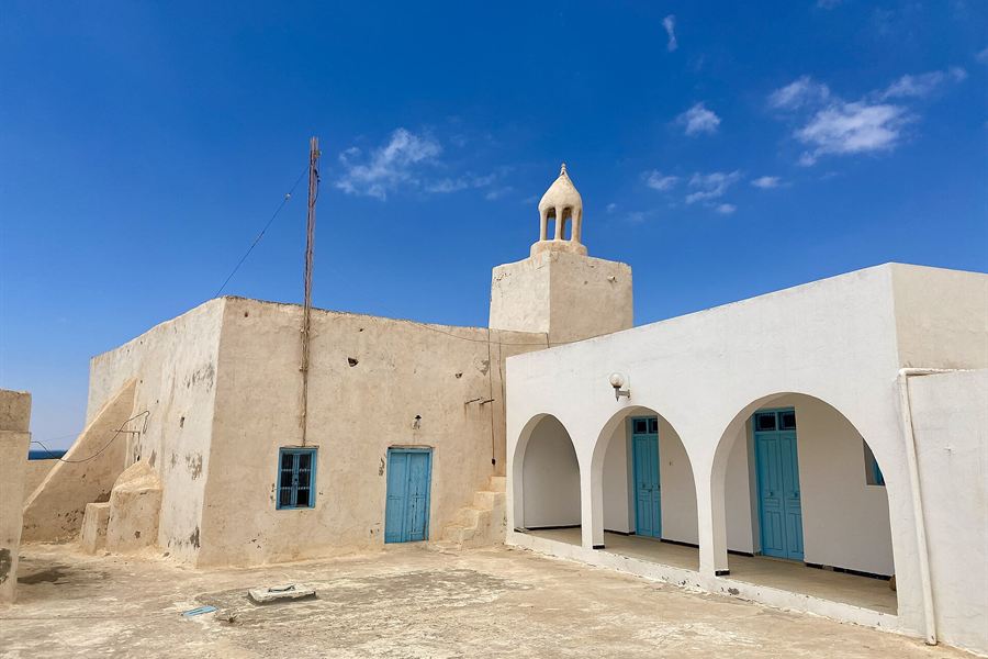 Une mosquée blanche du village de Guellala