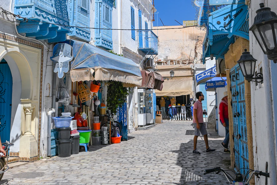 Une rue commerçante de Houmt Souk et ses balcons bleus