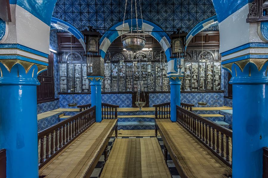 L'intérieur bleu et blanc de la synagogue de la Ghriba