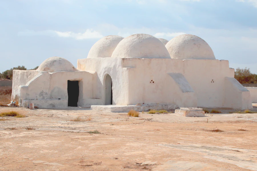 Une mosquée blanche à coupoles, typique de Djerba