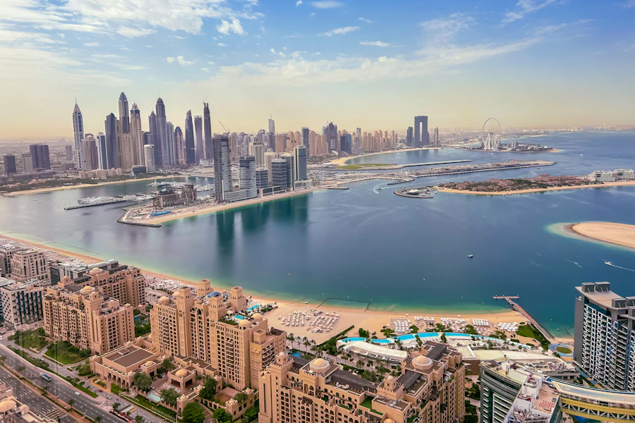 Les tours de Dubai Marina le long du canal, vues du ciel