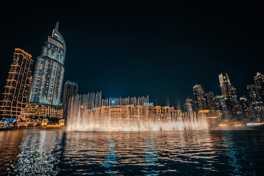 Le Burj Khalifa illuminé pendant son spectacle de lumière, la nuit