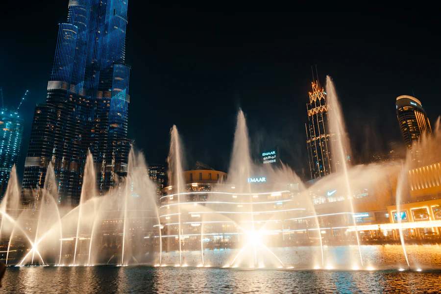 Le bassin de la fontaine de Dubaï au pied du Burj Khalifa, la nuit