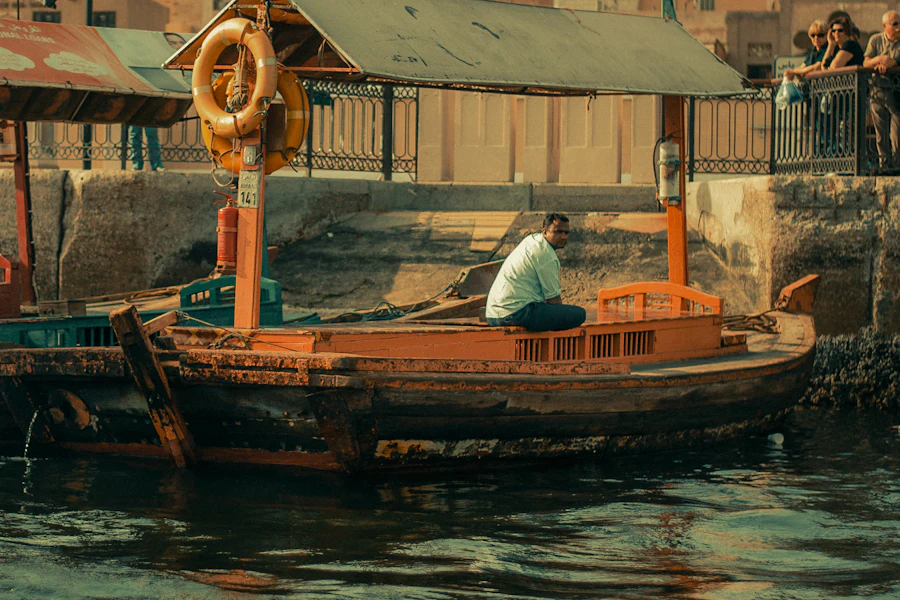 Une abra, bateau-taxi de bois, sur la crique de Dubaï