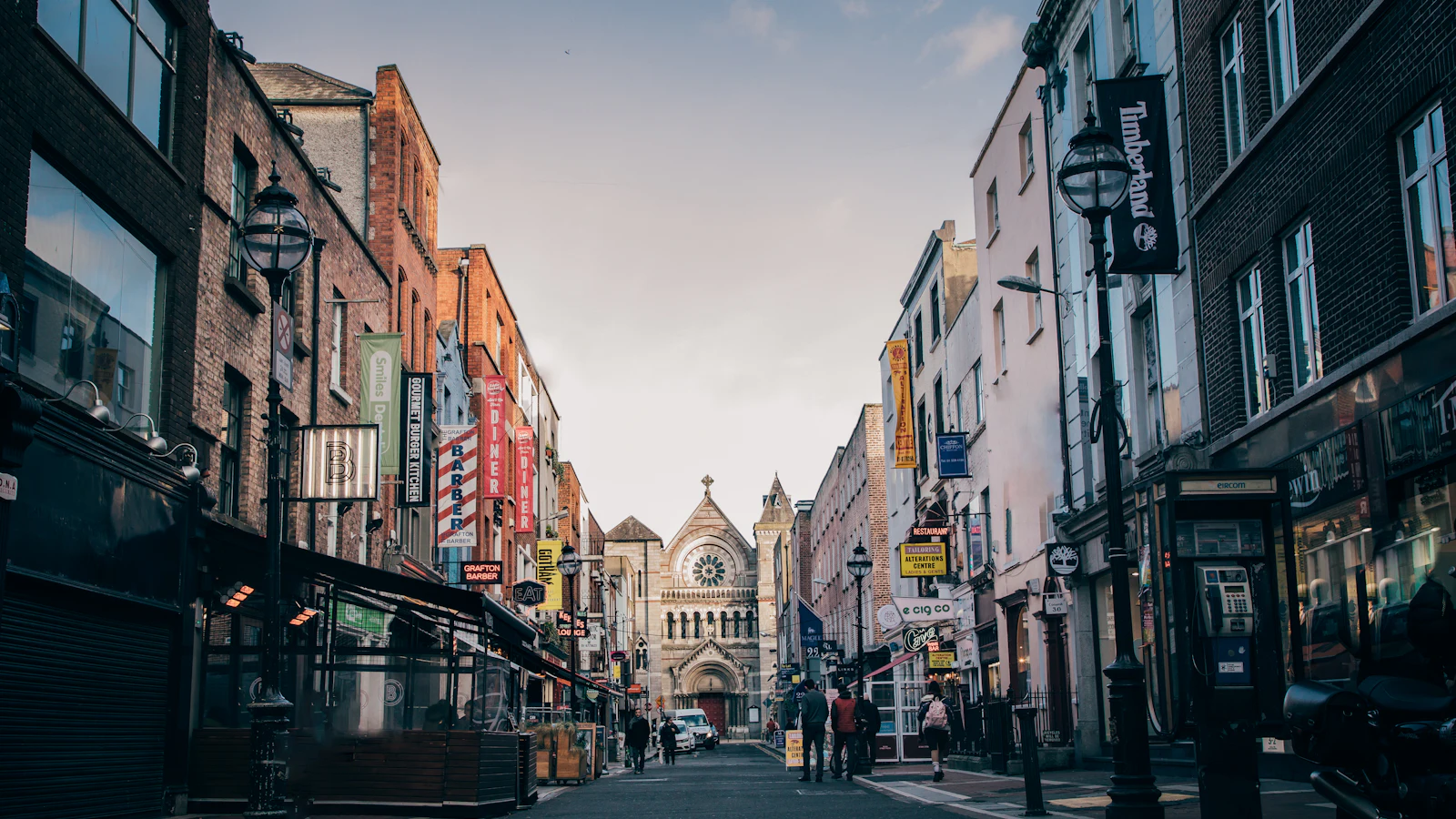 Une rue de Dublin au lever du soleil