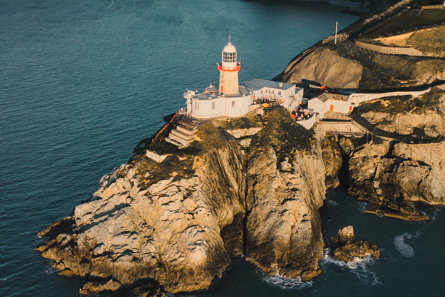 Phare et falaises de la presqu'île de Howth au coucher du soleil