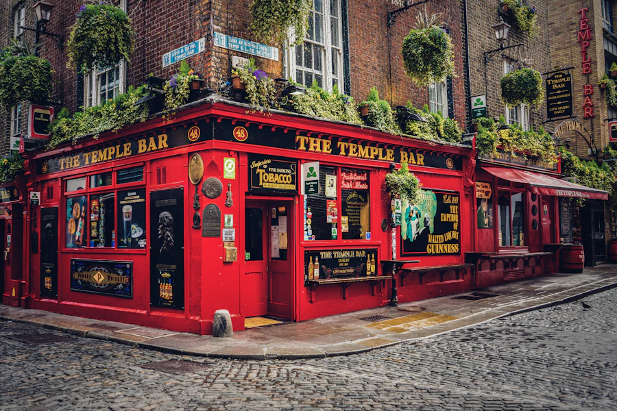 La façade rouge du pub The Temple Bar
