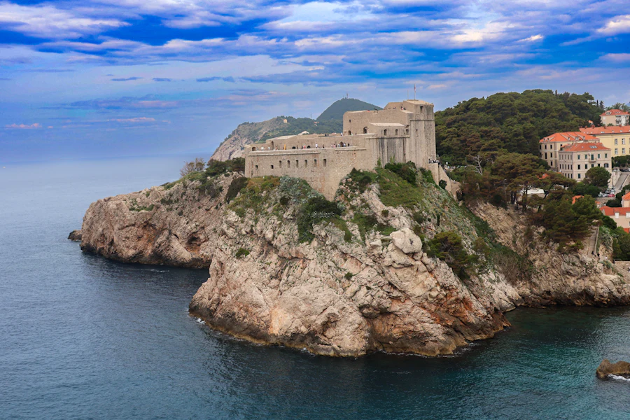 Le fort Lovrijenac dressé sur son rocher au-dessus de la mer
