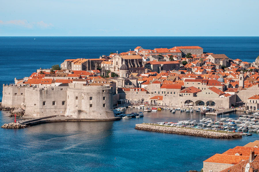 Les remparts de Dubrovnik au-dessus de la mer