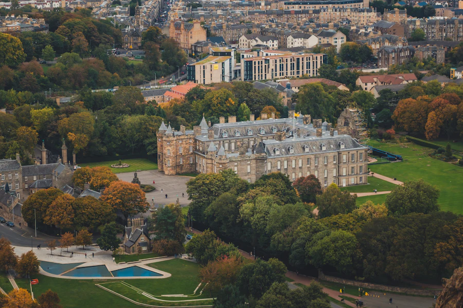 Le palais de Holyrood et ses jardins vus du ciel