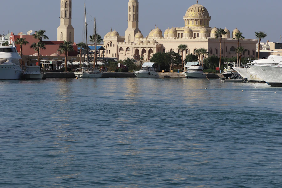 La mosquée El Mina au bord de l'eau, à Hurghada