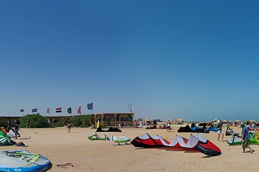 Kitesurfeurs sur la plage de Mangroovy