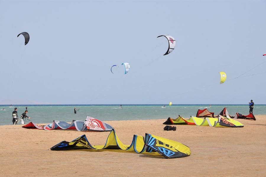 Ailes de kitesurf sur la plage d'El Gouna