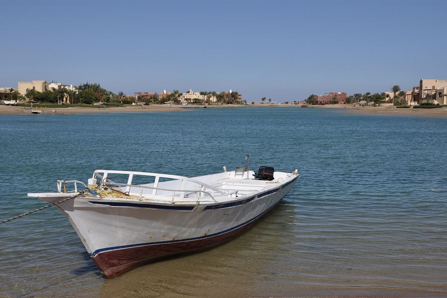 Une barque dans une lagune d'El Gouna
