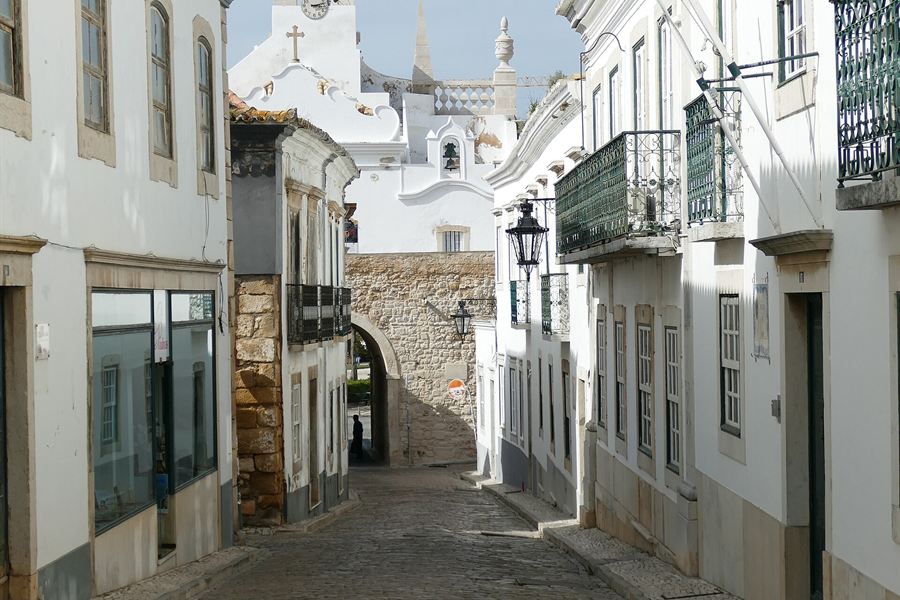 L'arc de la Villa vu de la rue du Município