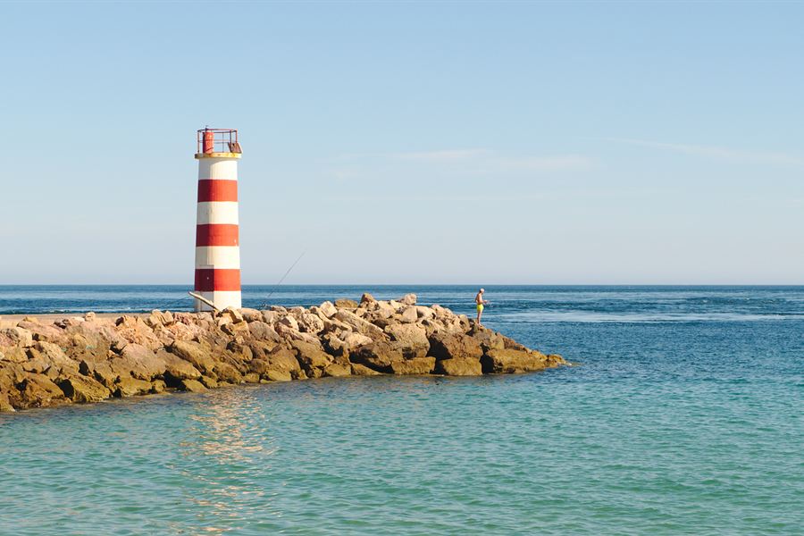 La jetée et son phare à l'île Deserta