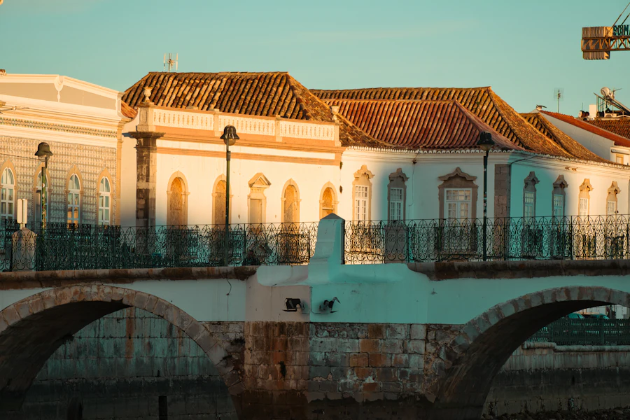Le vieux pont de Tavira sur le fleuve Gilão