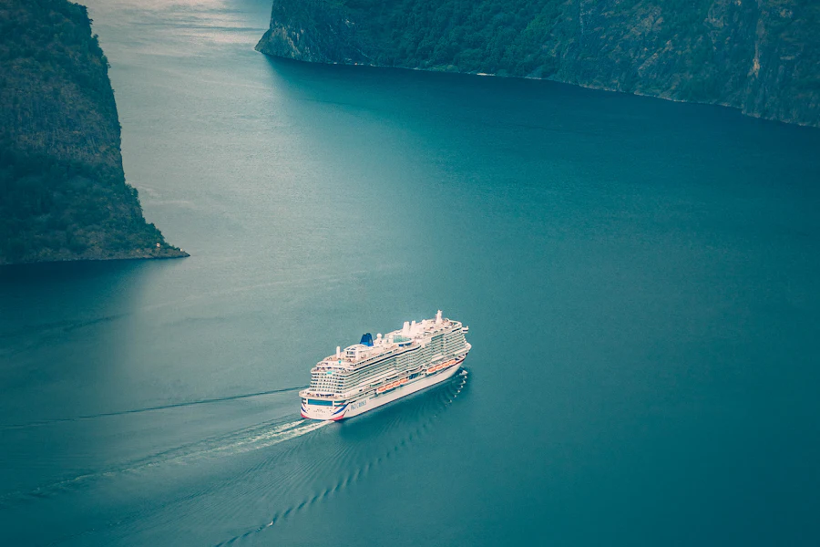 Un bateau sur le fjord, près d'Aurland