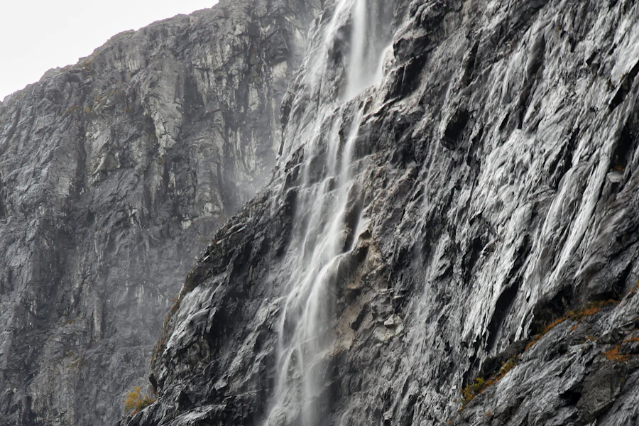 Une grande cascade au-dessus de Gudvangen